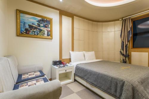 仁川市仁川机场酒店 的小房间设有一张床和一把椅子