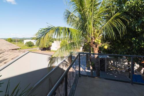 博尼图Casa Temporada Castro Alves的从阳台可欣赏到棕榈树的景色