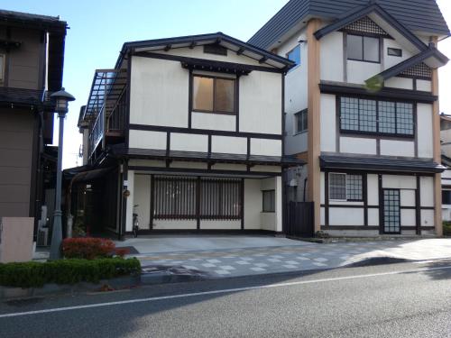 平泉町Minpaku Suzuki的街上的白色和黑色房子