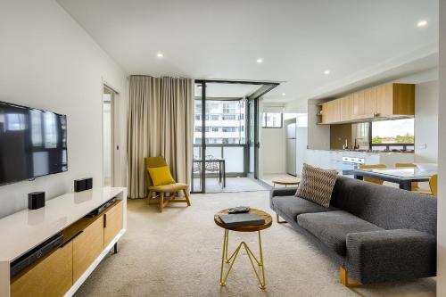 布里斯班Vine Apartments South Brisbane的带沙发和电视的客厅