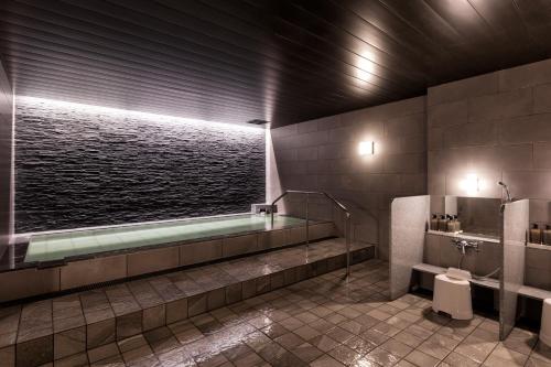 苫小牧市新苫小牧王子飯店 和的带浴缸和卫生间的浴室。