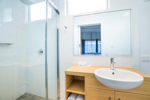 土乌巴唐斯汽车旅馆的一间带水槽和淋浴的浴室