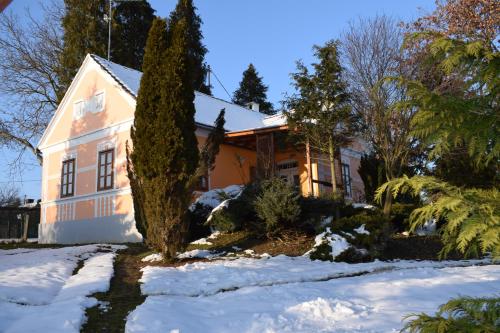 SzalafőBoronaház Fogadó的前面有雪的房子