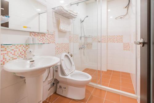 花莲市犀牛的家民宿 的浴室配有卫生间、盥洗盆和淋浴。