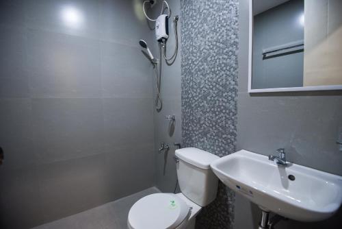 卡利博ETT HomeTel的浴室配有白色卫生间和盥洗盆。