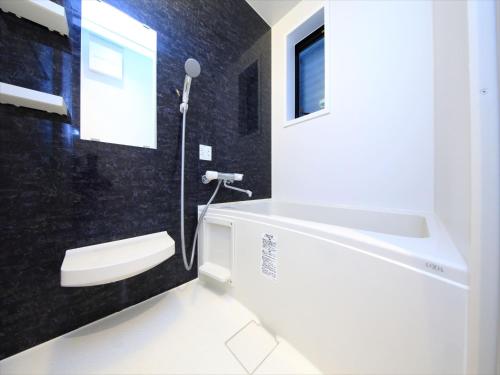东京东京古都涩谷2公寓的浴室配有白色浴缸和水槽