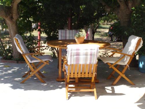 斯塔菲罗斯马蒂纳旅馆的木桌和椅子,上面有盆栽植物