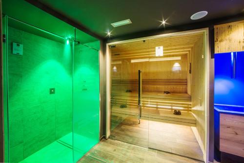 摩德纳迪-坎皮格里奥西姆多罗酒店的步入式淋浴间,设有玻璃门
