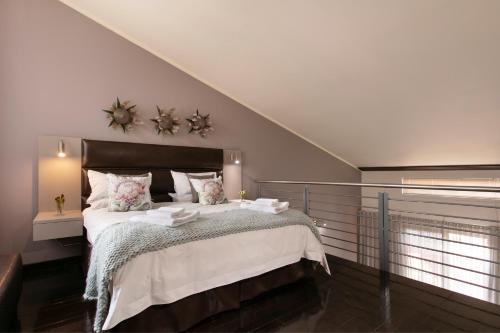 比勒陀利亚阿布色鲁特法林登公寓的一间卧室配有一张带白色床单的大床