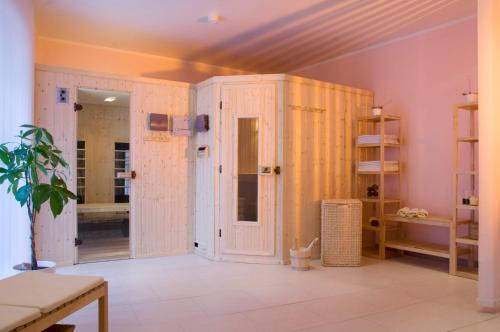 哈尔施塔特Weisses Lamm的一间带白色墙壁的浴室和一间带卫生间的客房