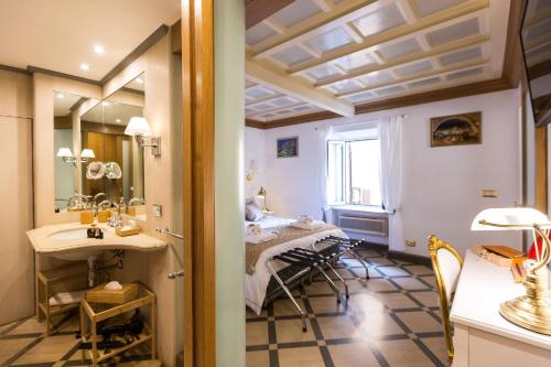 罗马Giuditta Suite 121 Trastevere Roma的客房设有床、水槽和镜子