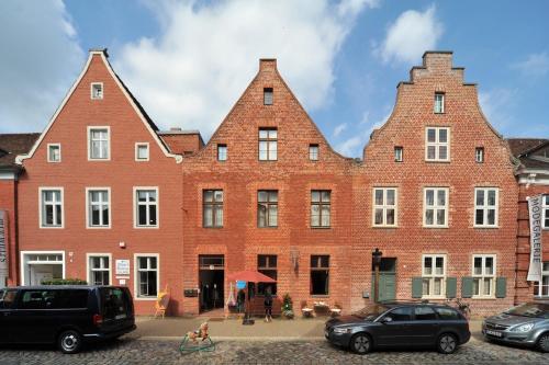 波茨坦Apartmenthaus im holländischen Viertel的一座大型红砖建筑,有两个塔