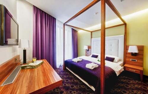 伊万尼奇格勒运动酒店的酒店客房设有一张床和一张木桌