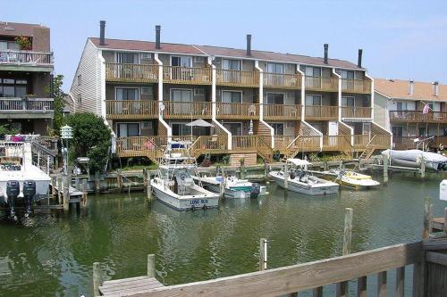 大洋城海杰联排别墅616C公寓的码头上停有船只的大型酒店