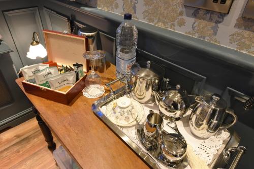 伯明翰The Aston Tavern的一张桌子上放着一盘银盘