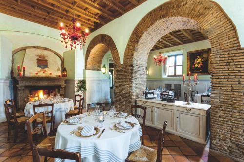 格罗塔费拉塔拉洛坎达戴切卡酒店的一间带2张桌子和壁炉的用餐室