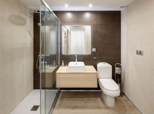马贝拉Fantastic Apartment Next To Guadalmina Golf Course In Marbella的一间带卫生间、水槽和镜子的浴室