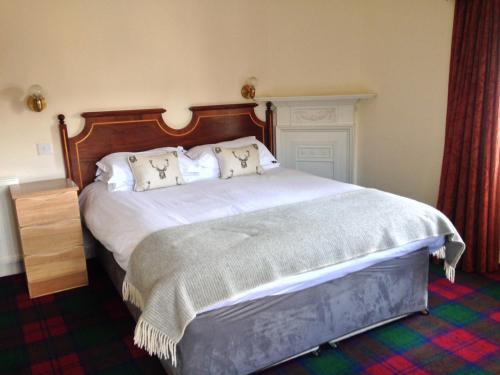 克雷盖拉希汉兰达酒店的卧室配有一张带白色床单和枕头的大床。