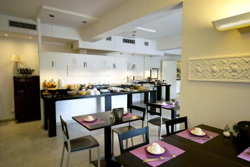 拉帕洛阿普罗多酒店的一间带桌椅的餐厅和一间厨房