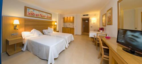普拉亚登博萨Bon Sol Prestige - AB Group的酒店客房设有两张床和一台平面电视。
