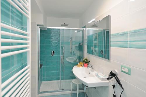 阿马尔菲B&B Valentì的一间带水槽和玻璃淋浴的浴室