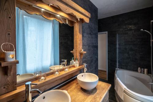 帕西Bright airy spacious apartment的浴室设有2个水槽、浴缸和浴缸。