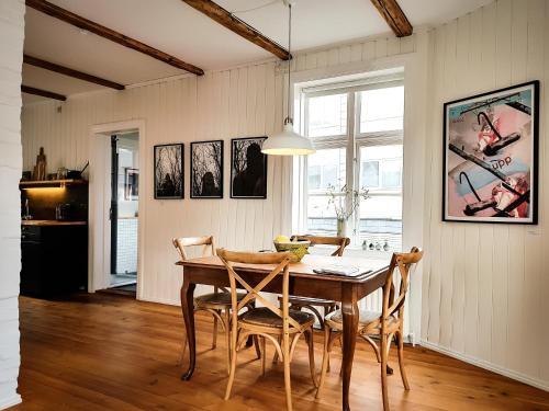 雷克雅未克雪鸟之家公寓的一间带木桌和椅子的用餐室