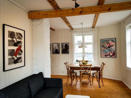 雷克雅未克雪鸟之家公寓的客厅配有桌子和沙发