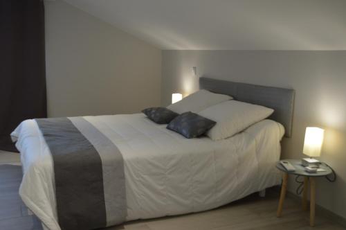 CaumontVilla au coeur du Gers avec vue sur les Pyrénées的一间卧室配有一张带两个枕头的床