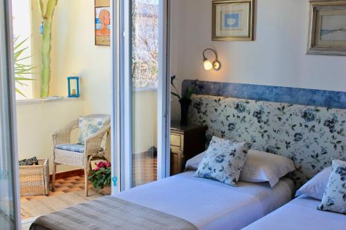 韦列Casa dell'arte Veglie的一间卧室配有两张床和椅子