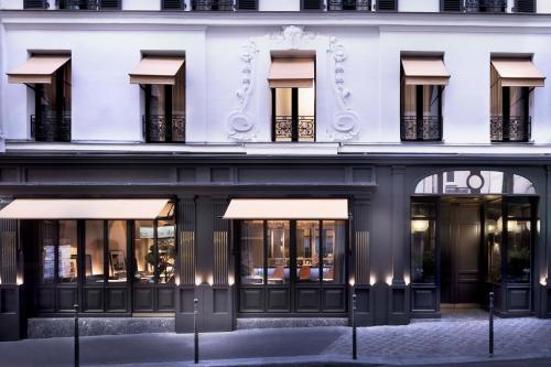 巴黎Maison ELLE Paris的白色建筑的外墙,带有窗户