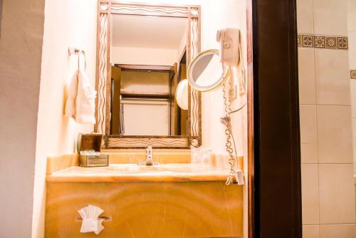 华雷斯城玛丽亚博尼塔康苏拉多酒店的一间带水槽和镜子的浴室