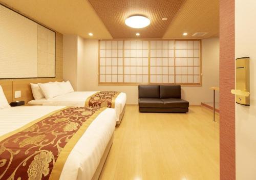 东京Arakawa-ku - Hotel / Vacation STAY 22245的酒店客房,配有两张床和椅子