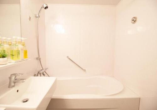 东京Arakawa-ku - Hotel / Vacation STAY 21943的白色的浴室设有水槽和浴缸。