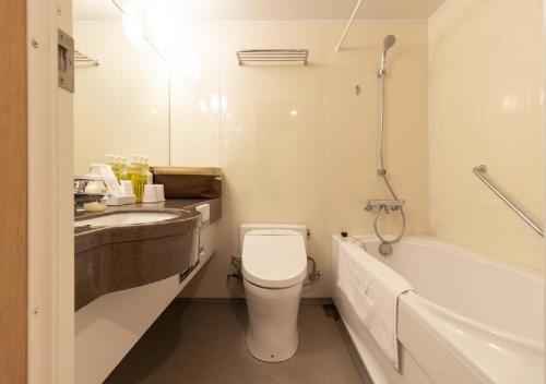 东京Arakawa-ku - Hotel / Vacation STAY 22245的浴室配有卫生间、盥洗盆和浴缸。