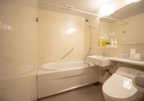 东京Arakawa-ku - Hotel / Vacation STAY 21946的浴室配有卫生间、浴缸和水槽。