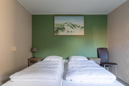 霍勒姆T Dûnpantke的绿墙客房的两张床