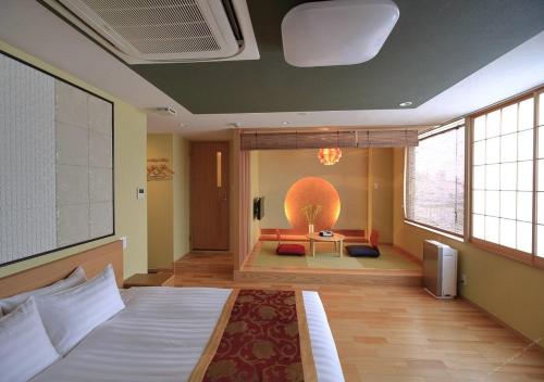 东京Arakawa-ku - Hotel / Vacation STAY 21933的一间卧室配有一张床、一张沙发和一张桌子