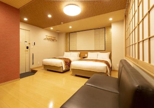 东京Arakawa-ku - Hotel / Vacation STAY 22245的酒店客房,设有两张床和一张沙发