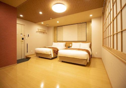 东京Arakawa-ku - Hotel / Vacation STAY 22245的配有两张床的酒店客房
