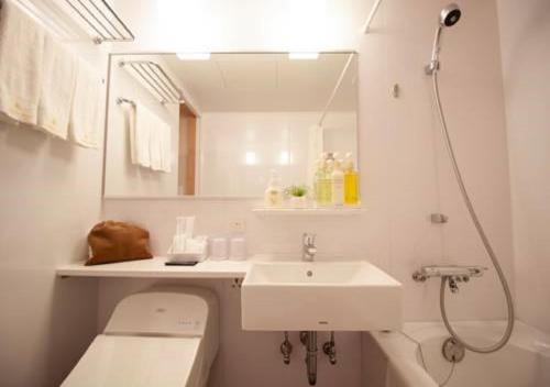 东京Arakawa-ku - Hotel / Vacation STAY 21943的一间带水槽、卫生间和镜子的浴室