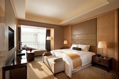 廊坊富力万达嘉华酒店客房内的一张或多张床位