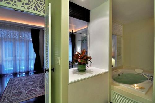 平中良精品酒店的一间浴室