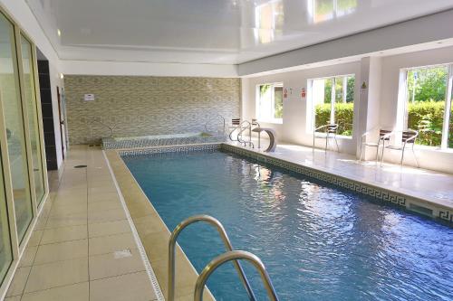 泰恩河畔纽卡斯尔纽卡斯尔乔治华盛顿高尔夫Spa美居酒店的游泳池,位于带游泳池的建筑内