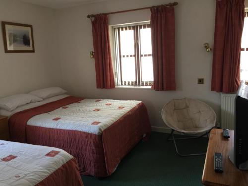 切普斯托Parkfield (Chepstow BnB)的酒店客房设有两张床和电视。