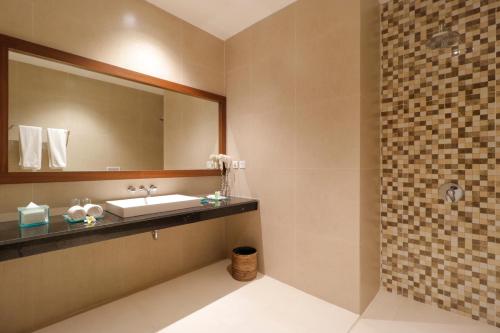 勒吉安Adi Dharma Hotel Legian的一间带水槽和镜子的浴室