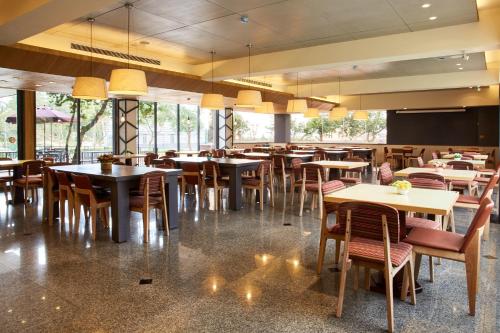 金沙镇海福花园饭店的餐厅设有桌椅和窗户。