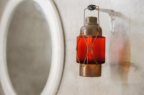 象岛MontView Koh Chang的浴室里挂在厕所上的红灯