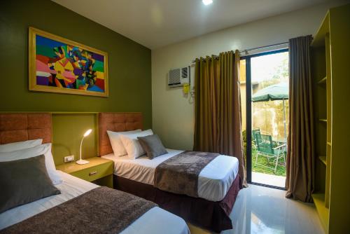 卡利博ETT HomeTel的酒店客房设有两张床和窗户。