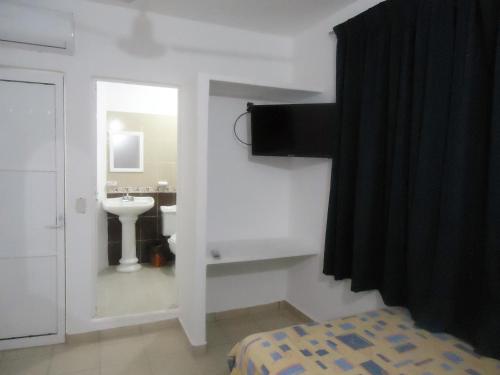圣克鲁斯华特库Hotel Olas Huatulco的白色的浴室设有水槽和镜子